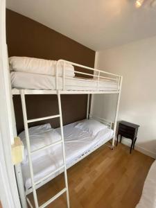 維朗德里的住宿－Logement de groupe à Villandry avec terrasse，一间客房内配有两张双层床的房间