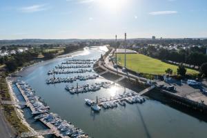 een luchtzicht op een jachthaven met boten in het water bij Westotel Le Pouliguen in Le Pouliguen