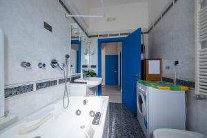 マイオーリにあるCasa Roberta EXT0079のバスルーム(バスタブ、洗濯機付)