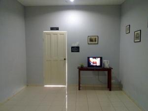 ニパ ゲストハウス パンコールにあるテレビまたはエンターテインメントセンター