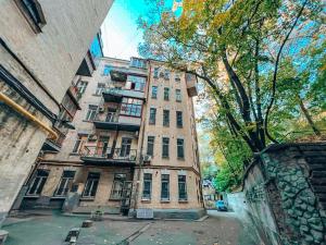 a tall building in the middle of a street at Apartment - Independence Square in Kyiv