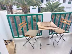 Apartamento Lily - FuerteventuraBay في كوستا دي أنتيجوا: زوج من الكراسي وطاولة على شرفة
