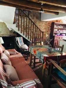 een woonkamer met een tafel en een trap bij Casa Bibiana in Posadilla