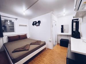 ein kleines Schlafzimmer mit einem Bett in einem Zimmer in der Unterkunft 3199 Cafe' Latya 