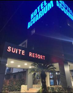 una entrada del hotel con un cartel que lee complejo suite en Acuarium Suite Resort, en Santo Domingo