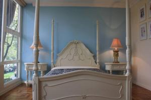 墨西哥城的住宿－Luxurious & Chic 2 BR Apt Polanquito Lincon Park，一间卧室配有一张蓝色墙壁的床