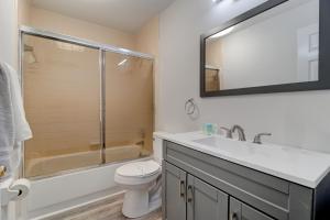 ポンス・インレットにあるBlue Skies Oceanfront 2 bedroom townhouseの洗面台、トイレ、鏡のあるバスルーム +19枚の写真