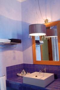 W łazience znajduje się umywalka i lustro. w obiekcie DUI classic/BB con Wifi y piscina en Yaiza w mieście Yaiza