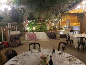 Reštaurácia alebo iné gastronomické zariadenie v ubytovaní Riviera Hotel