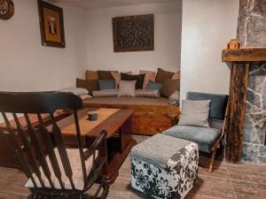 KavanaKunt في أراندجيلوفاك: غرفة معيشة مع أريكة وطاولة