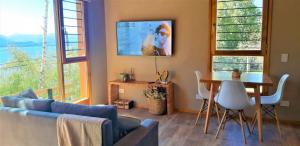 un soggiorno con divano e tavolo di Casa Bosque a San Carlos de Bariloche