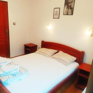 Ένα ή περισσότερα κρεβάτια σε δωμάτιο στο Apartmani Božana Vojinović