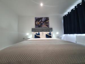 Ένα ή περισσότερα κρεβάτια σε δωμάτιο στο Lovely 2 - Cozy Retreat Modern 2-Bedroom Flat in Bedfordshire with Fully-Equipped Kitchen and Relaxing Living Space +4 φωτογραφίες