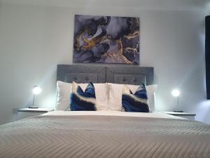 Ένα ή περισσότερα κρεβάτια σε δωμάτιο στο Lovely 2 - Cozy Retreat Modern 2-Bedroom Flat in Bedfordshire with Fully-Equipped Kitchen and Relaxing Living Space