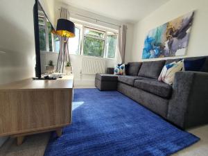 Χώρος καθιστικού στο Lovely 2 - Cozy Retreat Modern 2-Bedroom Flat in Bedfordshire with Fully-Equipped Kitchen and Relaxing Living Space