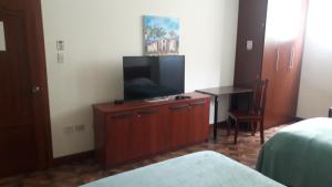 TV a/nebo společenská místnost v ubytování El Cardenal Hotel + 14 fotografií