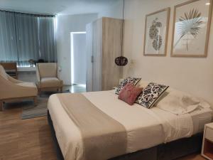 カルタヘナ・デ・インディアスにあるLuxury 1BR suite Rooftop 201のベッドルーム1室(大型ベッド1台、枕2つ付)