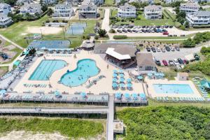 - une vue aérienne sur la piscine d'un complexe dans l'établissement Southern Memories 220, à Corolla