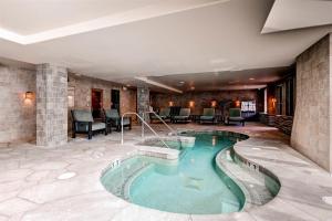 un bain à remous au milieu du hall de l'hôtel dans l'établissement Luxury 3 Bedroom Ski In, Ski Out One Ski Hill Residence Located At The Base Of Peak 8 With Hot Tub Access, à Breckenridge
