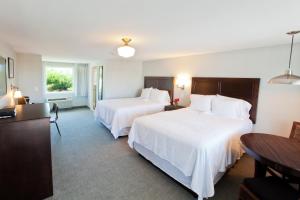 um quarto de hotel com duas camas e uma mesa em The Seaglass Inn & Spa em Provincetown