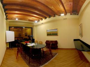 Hotel Ambra في كوارتو دالتينو: غرفة طعام مع طاولة في غرفة