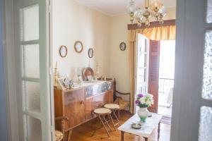 una habitación con una mesa y un tocador con un jarrón de flores en Traditional House at Central Square, en Zagora