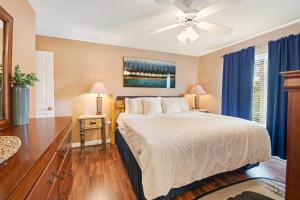 Un dormitorio con una cama y un ventilador de techo. en Jan's Riverside Retreat, en Pigeon Forge
