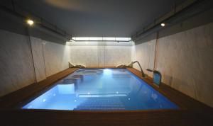 uma banheira de hidromassagem num quarto escuro com em IMI Hotel & Spa em Ourense