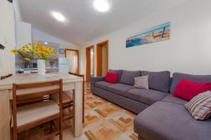 salon z kanapą i stołem w obiekcie APARTMANI ZLATA w mieście Vir