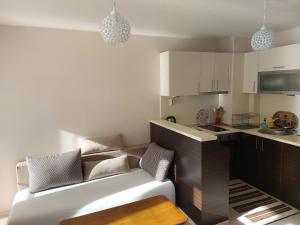 A kitchen or kitchenette at Apartament Emi