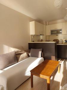 A kitchen or kitchenette at Apartament Emi