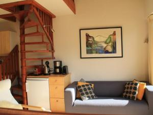 een woonkamer met een bank en een trap bij Appartement Châtel, 2 pièces, 5 personnes - FR-1-200-220 in Châtel
