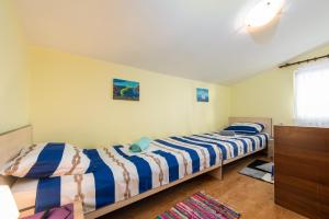 dwa łóżka ustawione obok siebie w sypialni w obiekcie APARTMANI ZLATA w mieście Vir