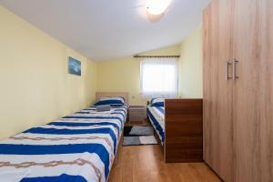 Łóżko lub łóżka w pokoju w obiekcie APARTMANI ZLATA