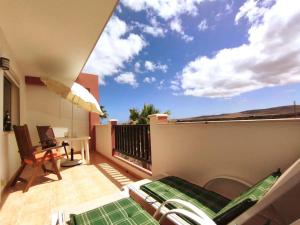 En balkon eller terrasse på Sunset House et piscine