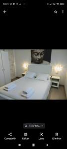 سرير أو أسرّة في غرفة في Ocean and pool view - Apartamento Parque Santiago 2