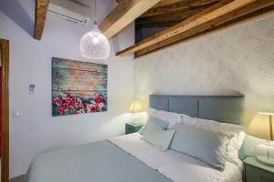1 dormitorio con 1 cama y una pintura en la pared en AP Plaza de España 4, en Madrid