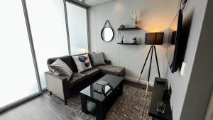 uma sala de estar com uma cadeira e um espelho em Modern Luxury Studio with Breathtaking City Views - No Load Shedding na Cidade do Cabo