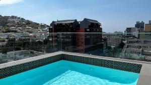 uma piscina no telhado de um edifício em Modern Luxury Studio with Breathtaking City Views - No Load Shedding em Cidade do Cabo