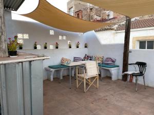 un patio con mesa y sillas en un edificio en Casa Claddagh en Sax