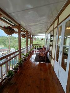 un balcón de una casa con mesa y plantas en Casa Encanto Homestay, en Shillong
