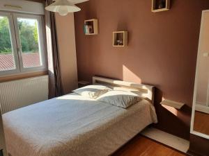 Postel nebo postele na pokoji v ubytování Ecully, appartement au calme de 50m².