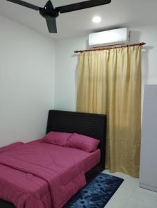 1 dormitorio con cama rosa y ventana en Homestay Berkat D'sawah Tasek Berangan Pasir Mas, en Pasir Mas