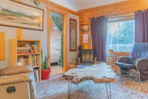 un soggiorno con divano, sedie e tavolo di Private Cabin With Alaskan Charm a Fairbanks