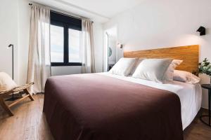 1 dormitorio con 1 cama grande y ventana grande en Apartamento Bguest con terraza, en Alicante
