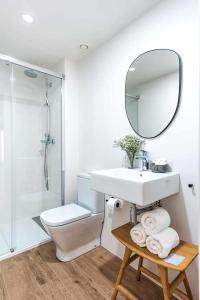 bagno con lavandino, servizi igienici e specchio di Apartamento Bguest con terraza ad Alicante