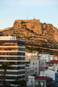 vistas a una ciudad con una montaña en el fondo en Apartamento Bguest con terraza, en Alicante