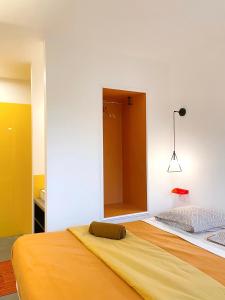 - une chambre avec un lit et un grand miroir dans l'établissement La muche 2, à Marquillies