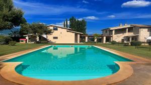 een zwembad voor een huis bij Spello By The Pool - Sleeps 11 - fabulous villa pool All exclusively yours in Limiti