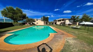 een zwembad in de achtertuin van een huis bij Spello By The Pool - Sleeps 11 - fabulous villa pool All exclusively yours in Limiti